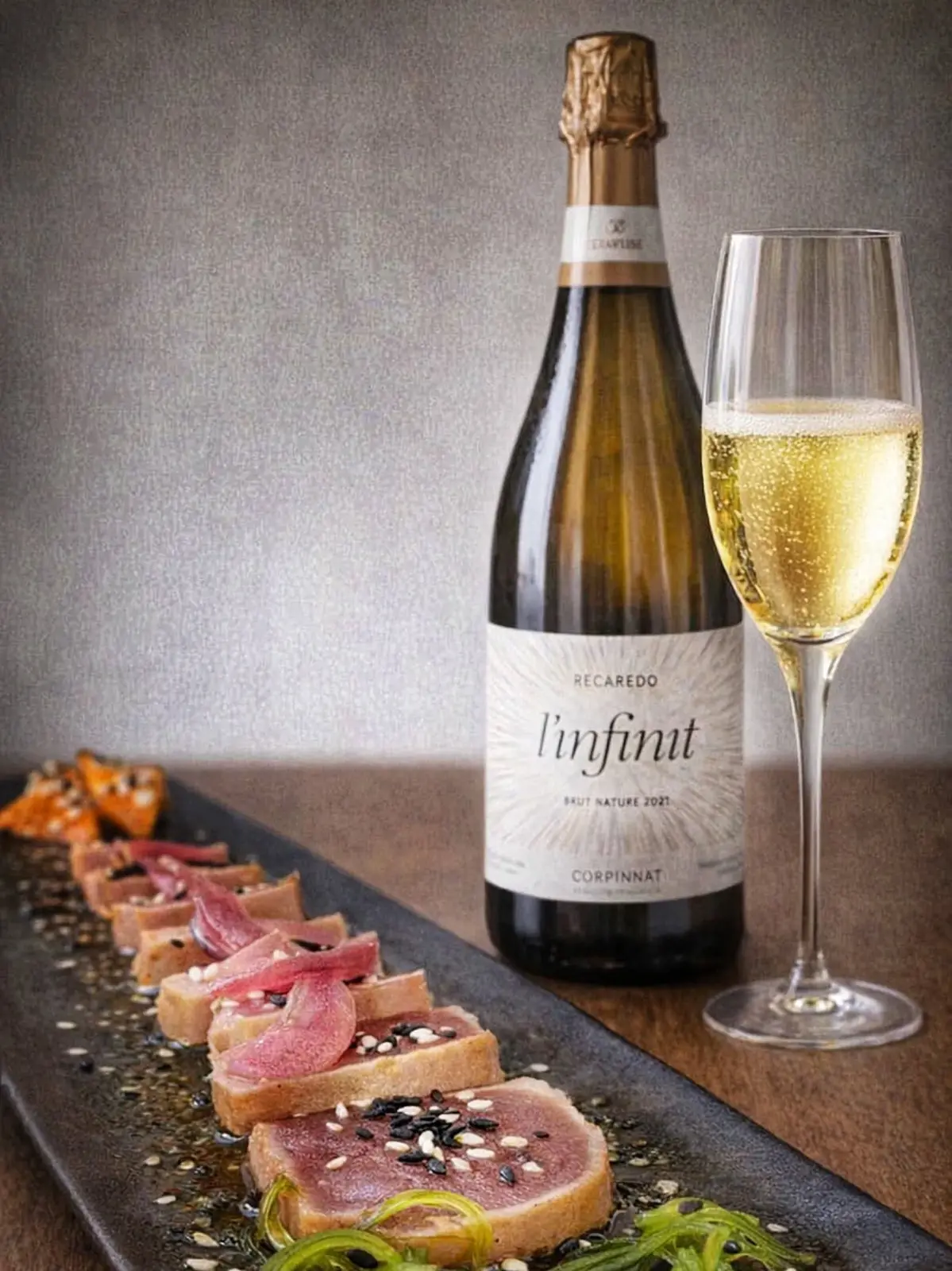 Tataki de tonyina maridat amb una copa de vi escumós a Omnívor