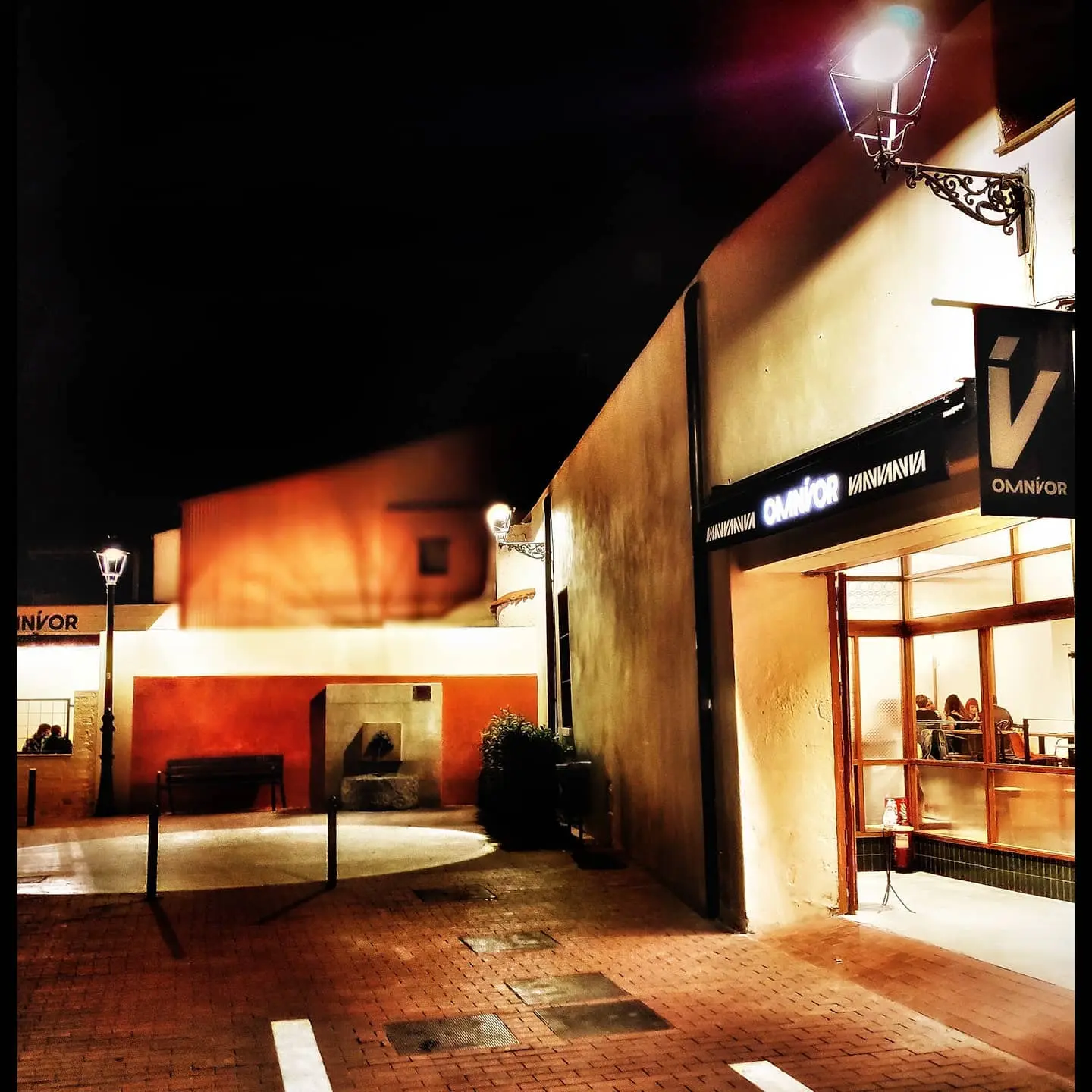 Façana d’Omnívor il·luminada de nit