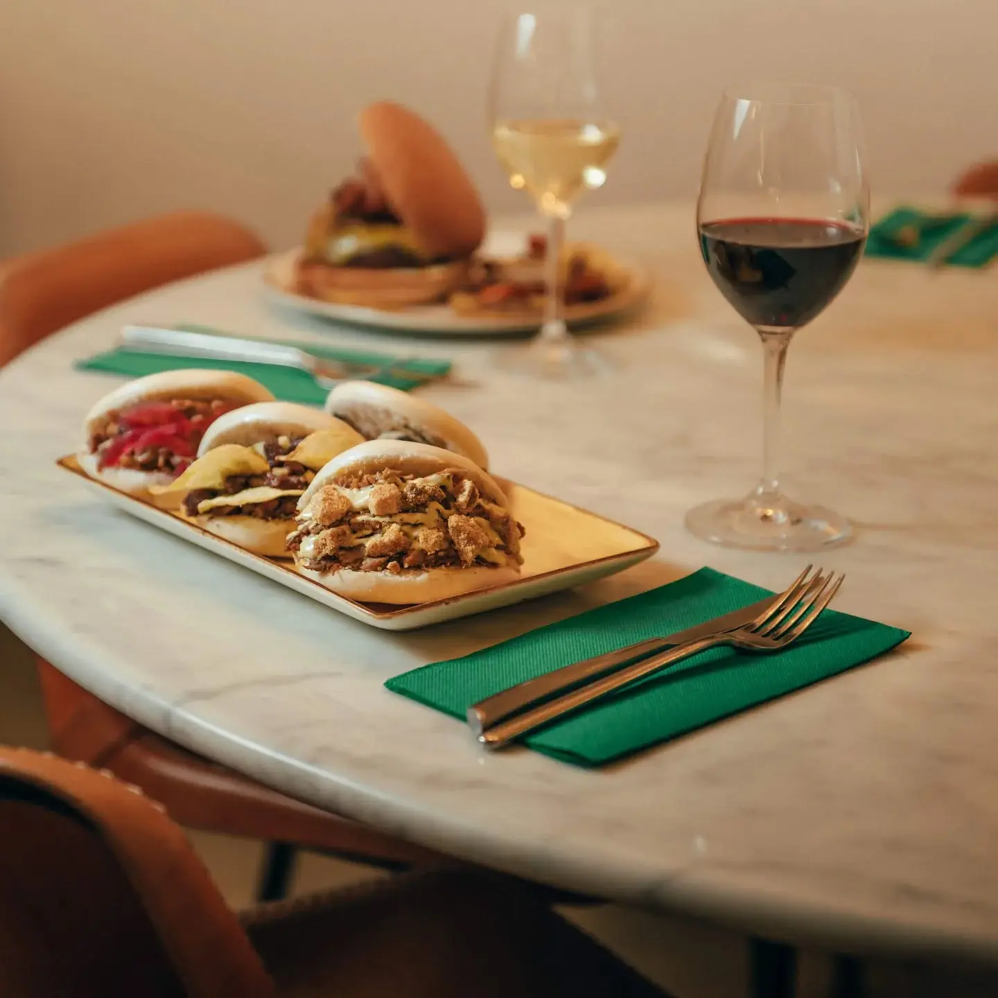 Taula d’Omnívor amb baos, plats per compartir i vi