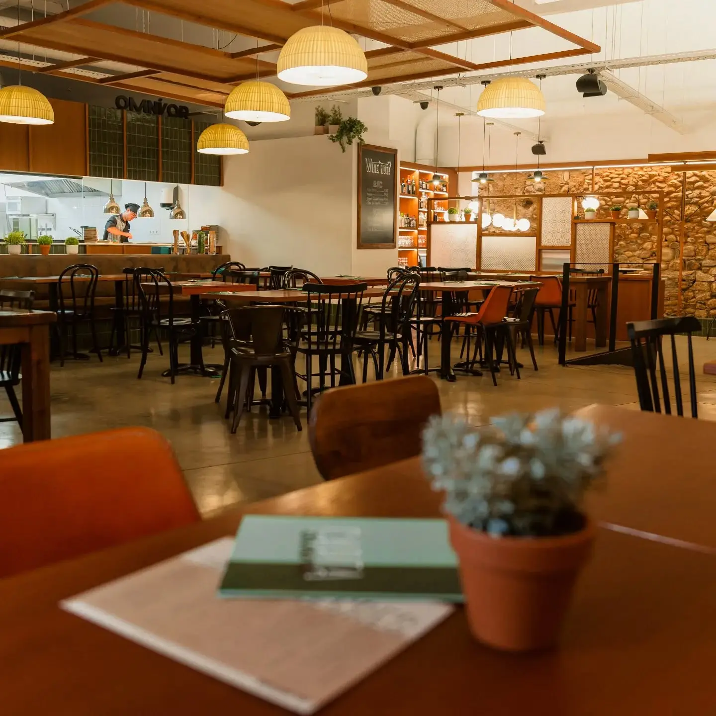 Sala real d’Omnívor dins d’una antiga panificadora