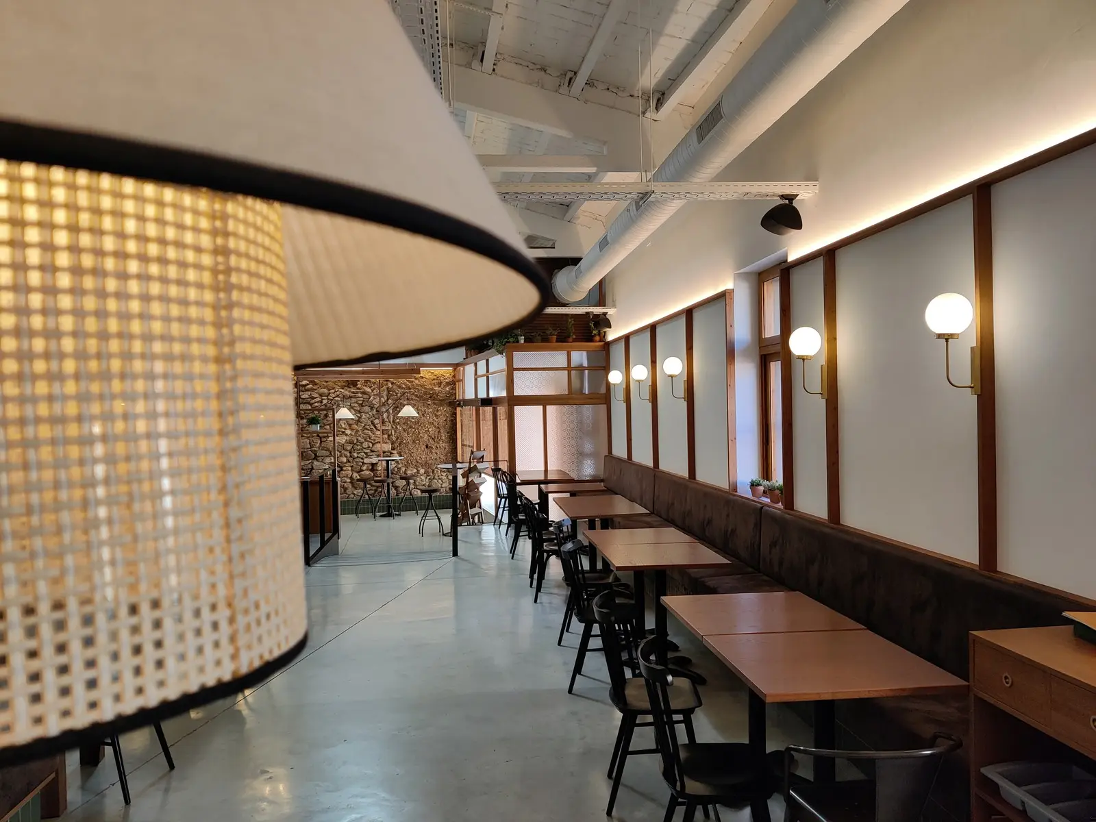 Elegant and informal dining room at Omnívor